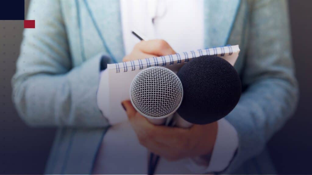 estudiante comprobando su tfg de periodismo comprado